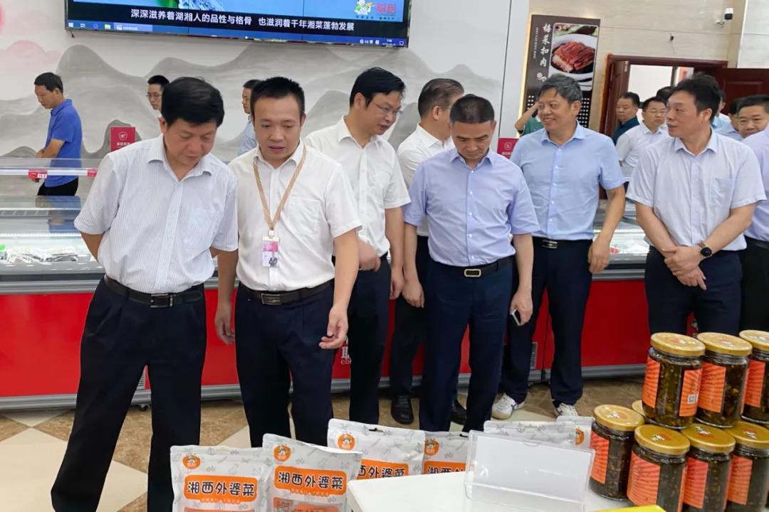 湖(hú)南省農村農業廳廳長(cháng)袁延文(wén)等領導莅臨聰廚食品觀摩指導 湖南省农村农业厅厅长袁延文等领导莅临聪厨食品观摩指导