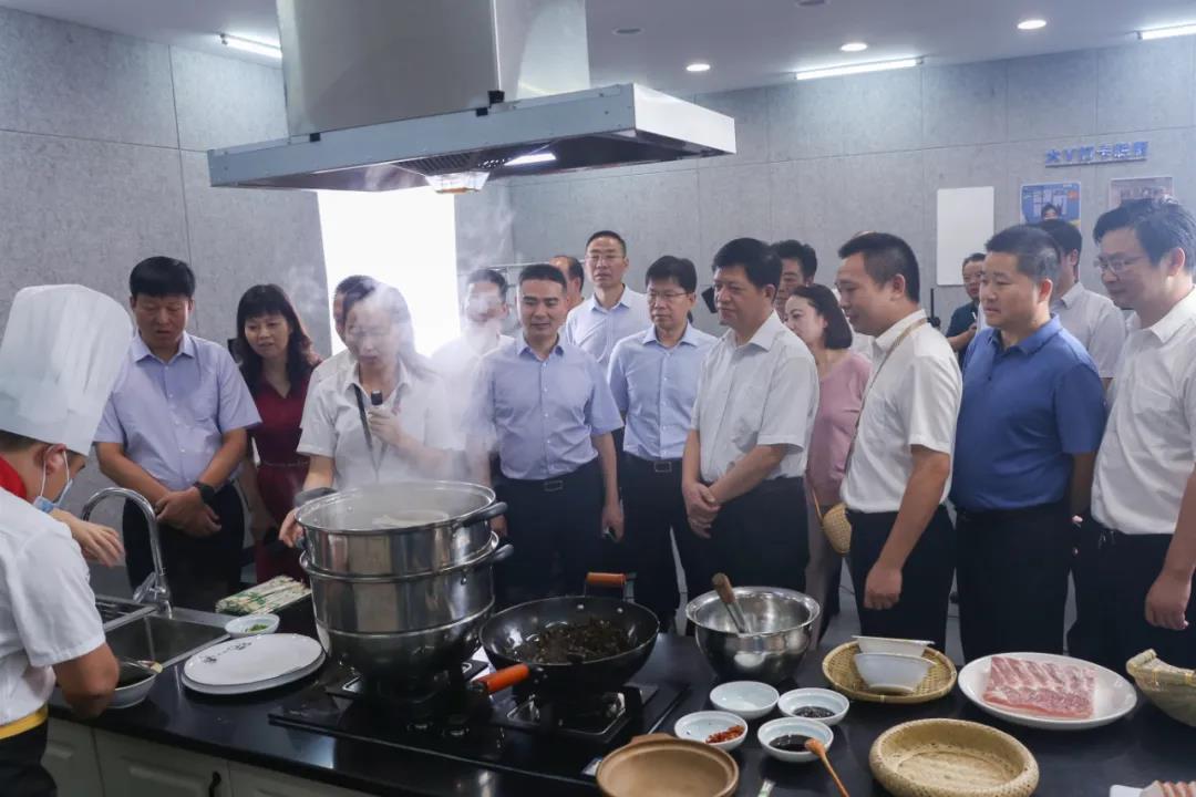 湖(hú)南省農村農業廳廳長(cháng)袁延文(wén)等領導莅臨聰廚食品觀摩指導 湖南省农村农业厅厅长袁延文等领导莅临聪厨食品观摩指导